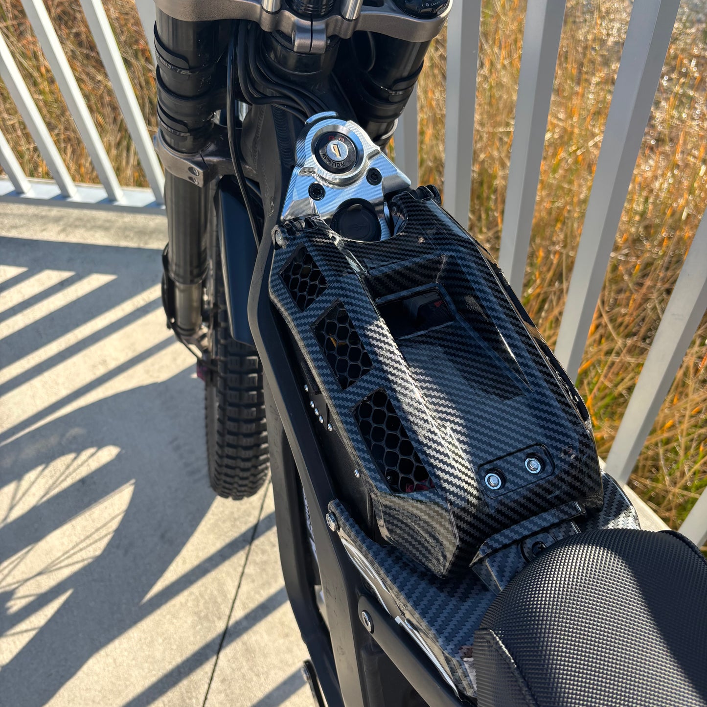 CARBON SPEC VENTED BATTERY LID | SURRON LBX/S