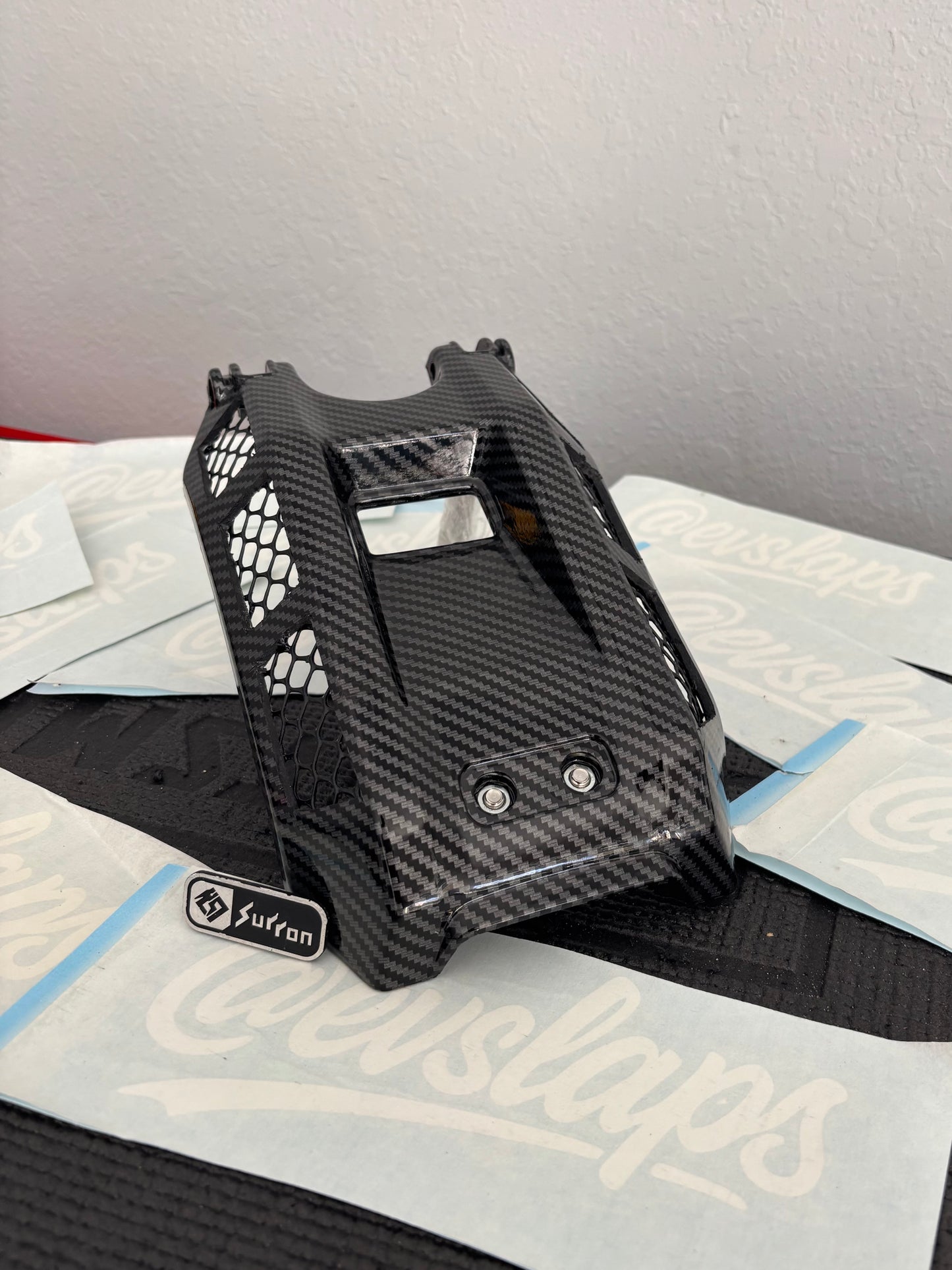 CARBON SPEC VENTED BATTERY LID | SURRON LBX/S